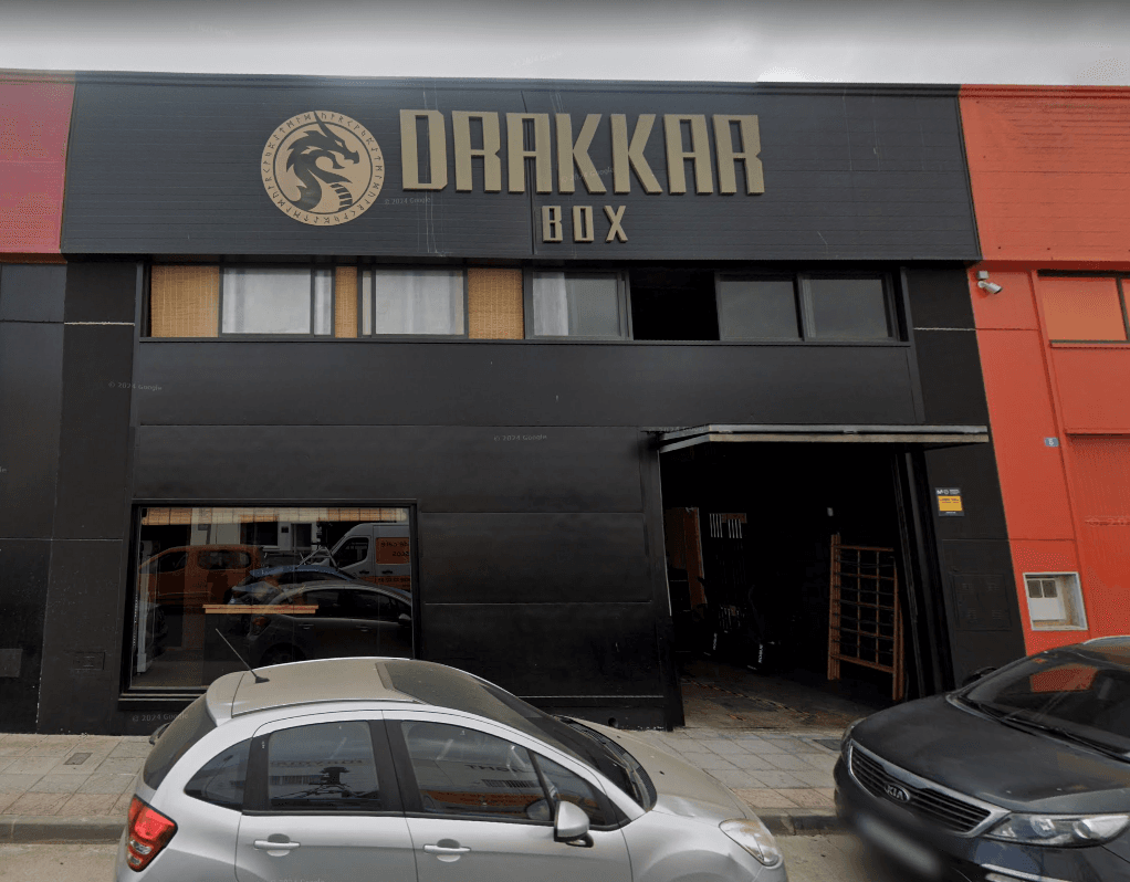 Fachada de la nave industrial donde se ubica DRAKKAR Box, en Huelva