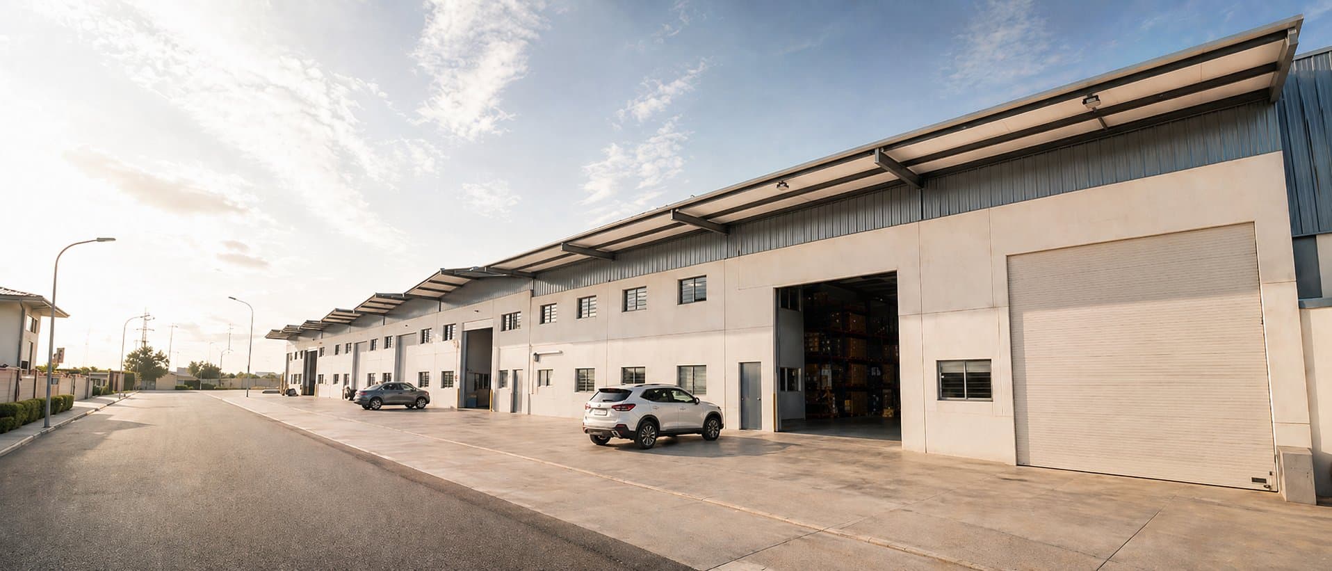 Naves industriales modernas al atardecer en polígono andaluz