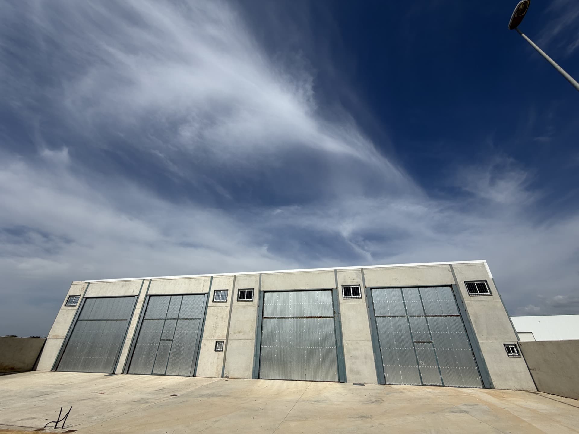 Fachada de dos naves industriales adosadas en el polígono La Jara de Moguer