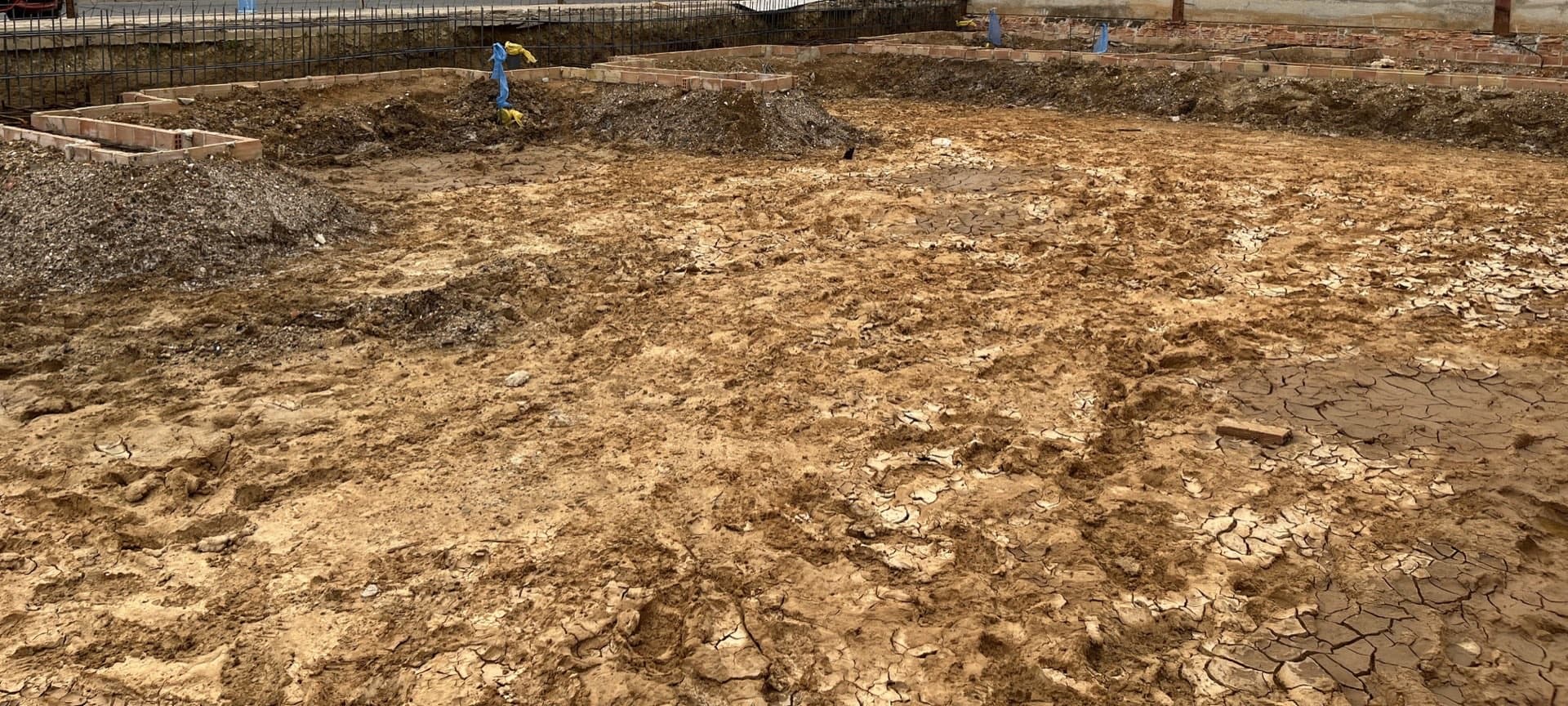Ejecución de la cimentación sobre terreno arcilloso en una nave industrial en Lepe
