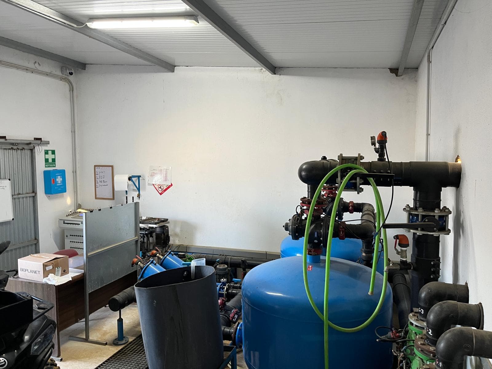 Cabezal de riego con batería de filtros de arena en una sala de riego para frutos rojos en Moguer