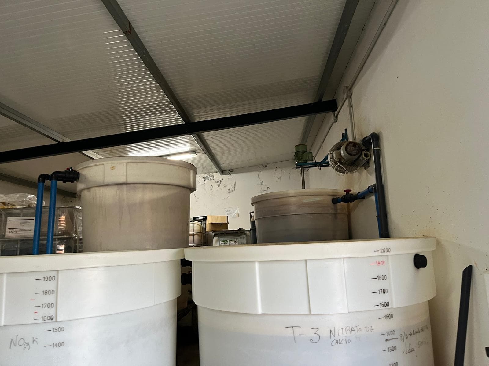 Depósitos de fertirrigación con agitación motorizada en una explotación de frutos rojos en Moguer