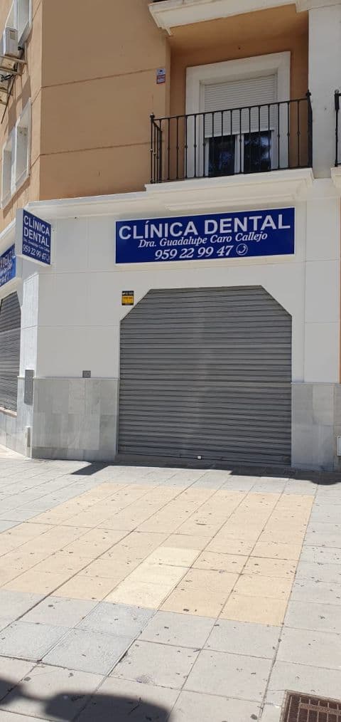 Fachada de la Clínica Dental Guadalupe Caro Callejo en Huelva capital