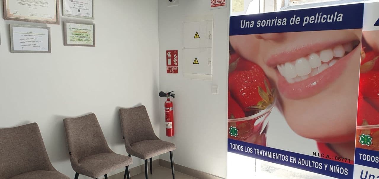 Interior del gabinete de la Clínica Dental Guadalupe Caro Callejo tras la rehabilitación integral
