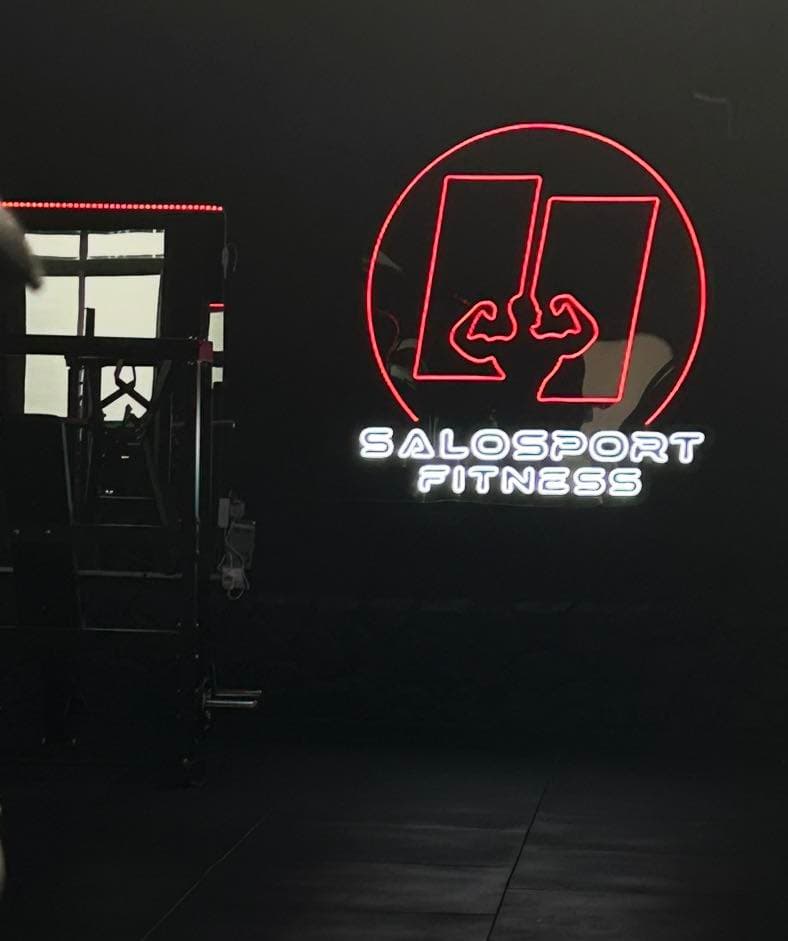Interior de SALOSPORT Fitness en Moguer con logo de la marca visible