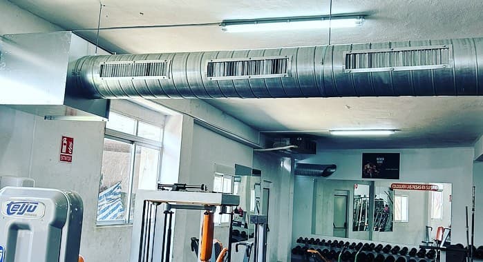 Sala de SALOSPORT Fitness con sistema de ventilación mecánica adaptado a uso deportivo intensivo